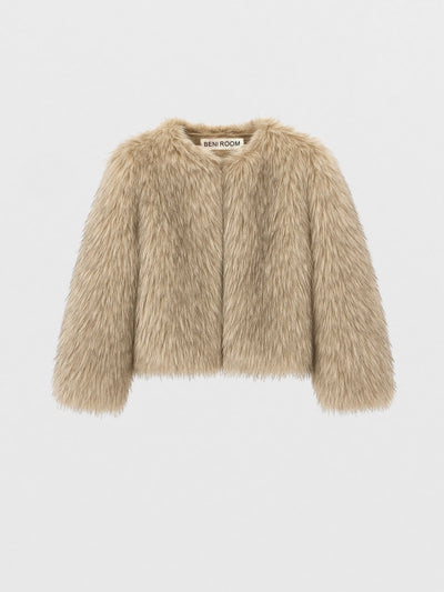 Abrigo de pelo beige corto con mangas largas