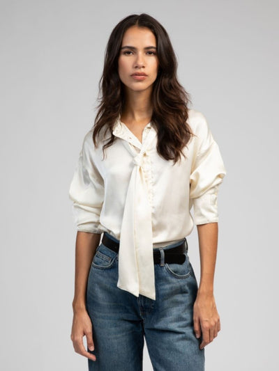 camisa beige satinada con lazada al cuello 