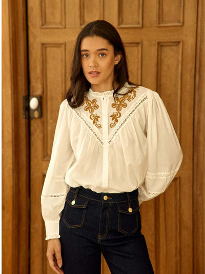 Camisa blanca con flores marrones