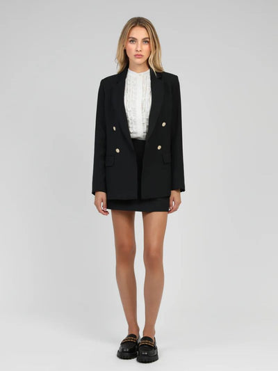 Chaqueta negra con botones dorados