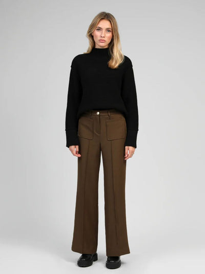 Pantalón de pinzas con botón y bolsillos